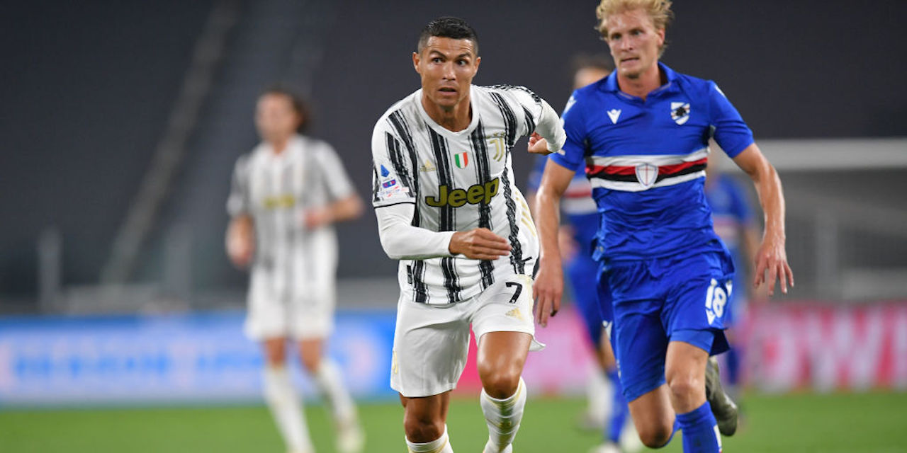 Cristiano Ronaldo torna a Torino. Ad attenderlo un\'ambulanza: ecco perchè (Getty Images) Cristiano Ronaldo torna a Torino. Ad attenderlo un\'ambulanza: ecco perchè (Getty Images)