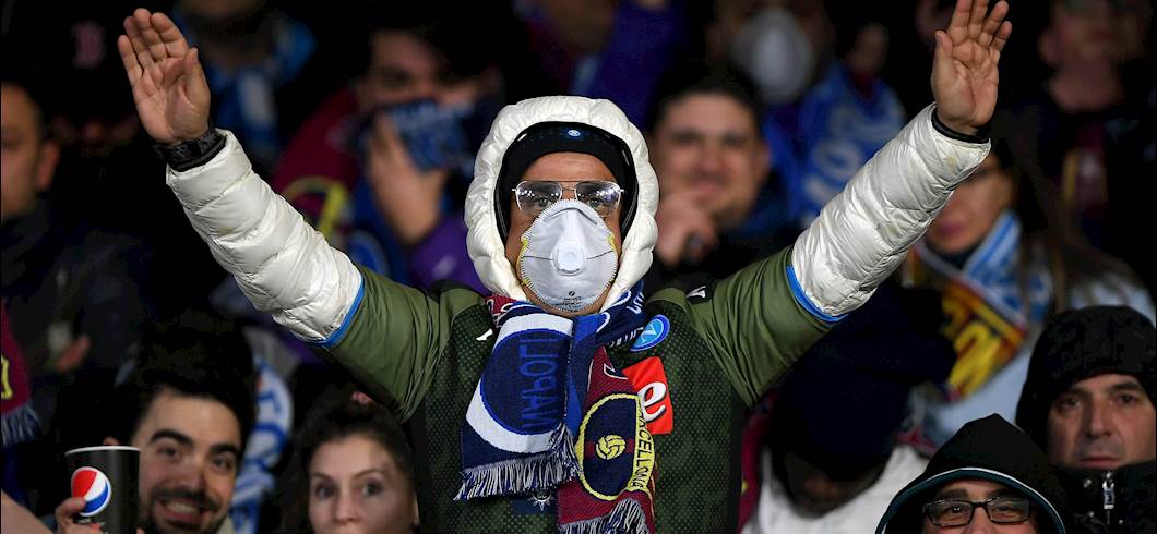 25/2/2020: un tifoso con mascherina durante Napoli-Barcellona di UEFA Champions League (getty) 25/2/2020: un tifoso con mascherina durante Napoli-Barcellona di UEFA Champions League (getty)