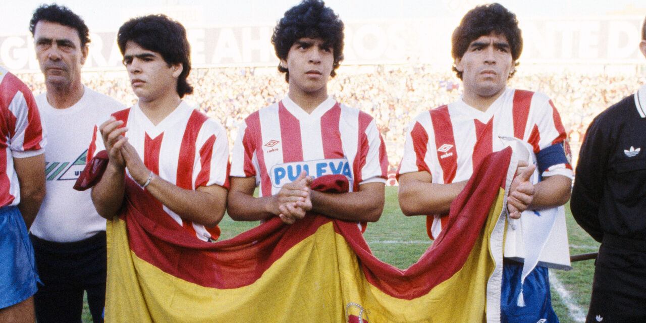 Maradona con i fratelli Hugo e Raul (getty) Maradona con i fratelli Hugo e Raul (getty)