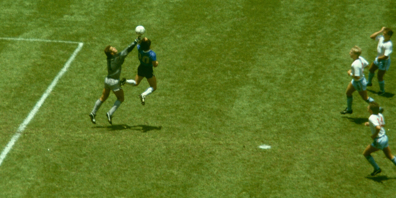 Maradona, il ricordo dell\'arbitro di Argentina-Inghilterra: "Il mio contributo..." (Getty Images) Maradona, il ricordo dell\'arbitro di Argentina-Inghilterra: "Il mio contributo..." (Getty Images)