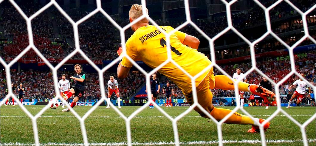 Modric Vs Schmeichel dal dischetto (Getty Images) Modric Vs Schmeichel dal dischetto (Getty Images)