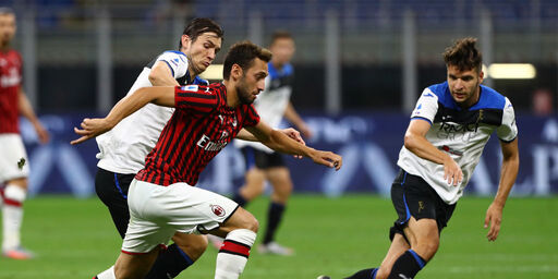 Calhanoglu circondato dagli avversari (Getty Images). Calhanoglu circondato dagli avversari (Getty Images).