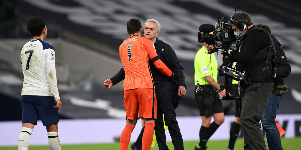 Mourinho festeggia a fine partita con Lloris (Getty Images) Mourinho festeggia a fine partita con Lloris (Getty Images)