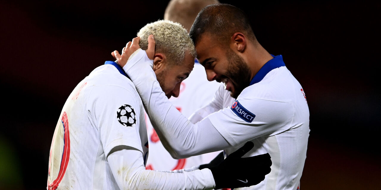 Rafinha abbraccia il connazionale Neymar (Getty Images) Rafinha abbraccia il connazionale Neymar (Getty Images)