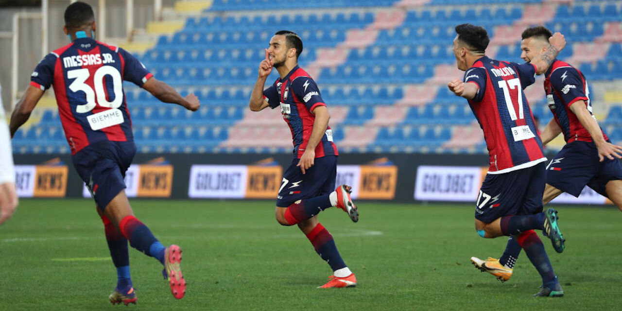Crotone, Ounas e Luperto provano a recuperare per il Napoli (Getty Images) Crotone, Ounas e Luperto provano a recuperare per il Napoli (Getty Images)