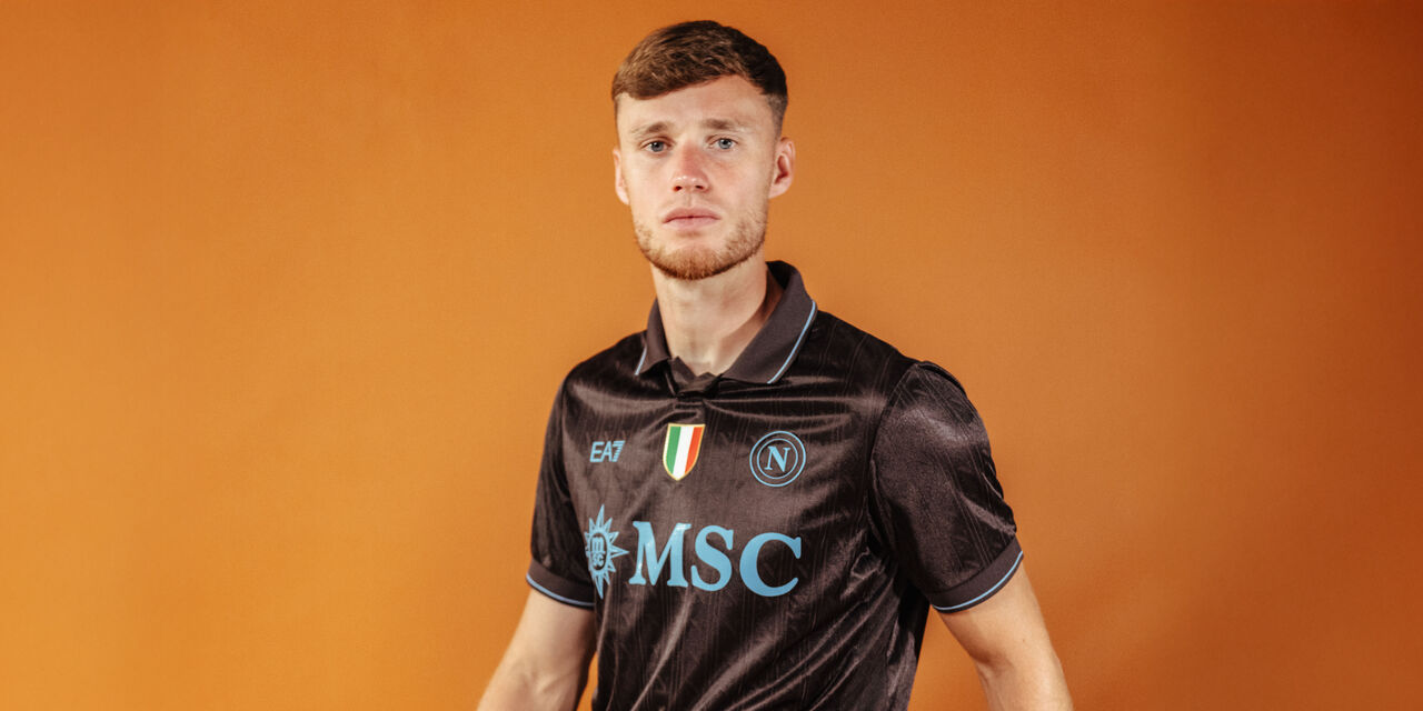 https://content.fantacalcio.it/web/img/large/foto-napoli-terza-maglia-napoli-cafe-beukema-32de50a5-2a5a-43a1-ab4f-fb4c4b480246.jpg