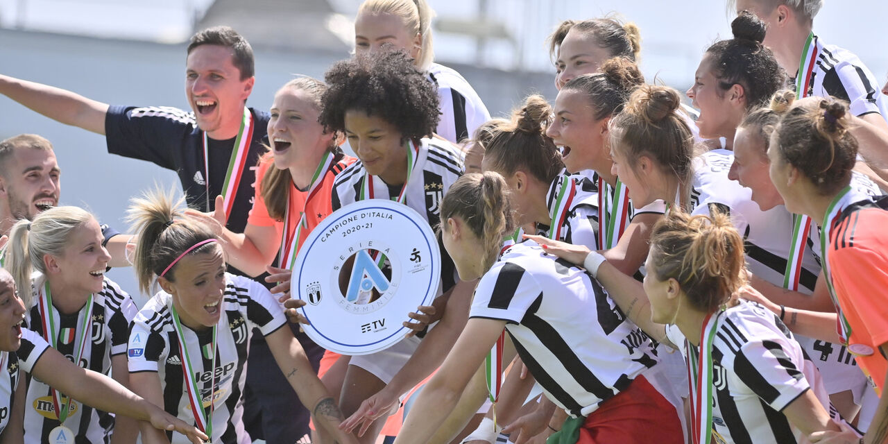 La festa della Juve femminile per lo scudetto 2021 (getty) La festa della Juve femminile per lo scudetto 2021 (getty)