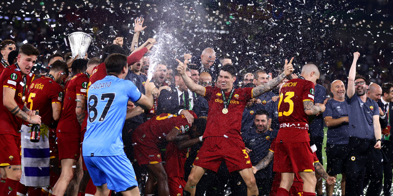 VIDEO - Roma, bagno di folla per il bus con la coppa. E i tifosi chiamano Dybala (Getty Images) VIDEO - Roma, bagno di folla per il bus con la coppa. E i tifosi chiamano Dybala (Getty Images)