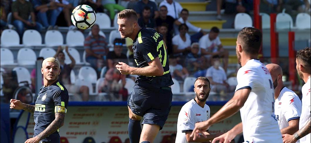 Copertina: Handanovic tiene a galla l'Inter, Skriniar e Perisic la spediscono in vetta: 0-2 a Crotone, sfortuna calabrese