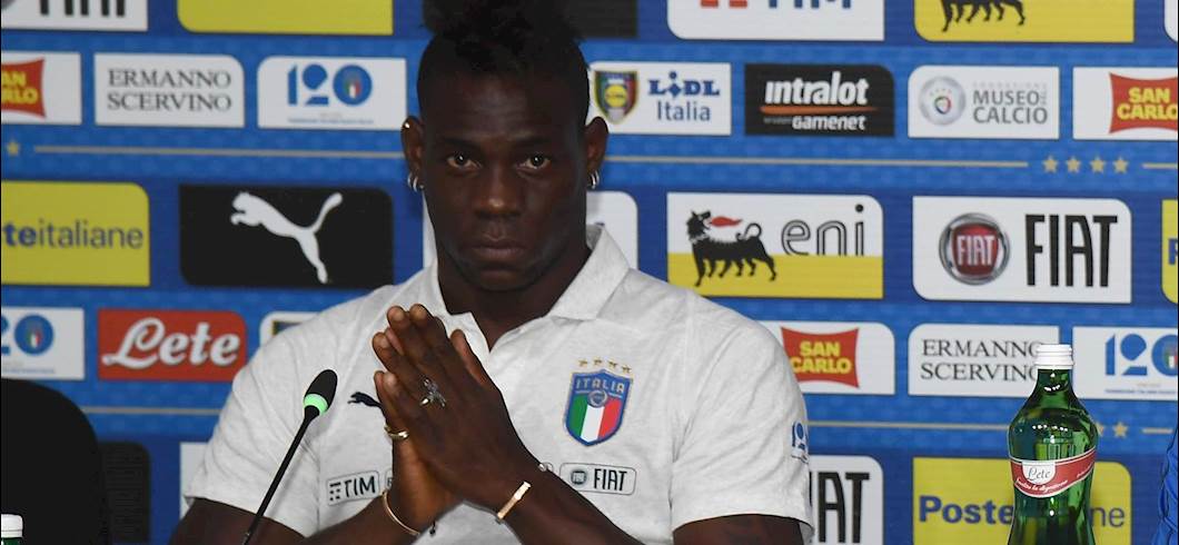 Copertina: Nazionale, Balotelli escluso perché in sovrappeso? Supermario attacca: "Tutte c****te!"