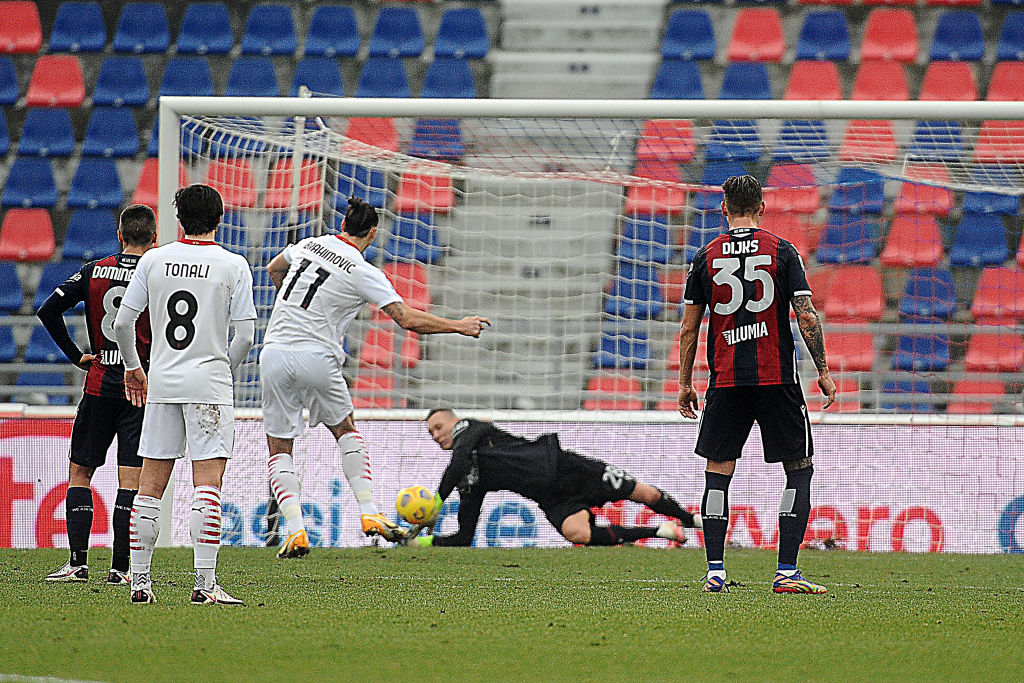 Skorupski para il rigore a Ibrahimovic prima che Rebic ribatta in rete (Getty Images)