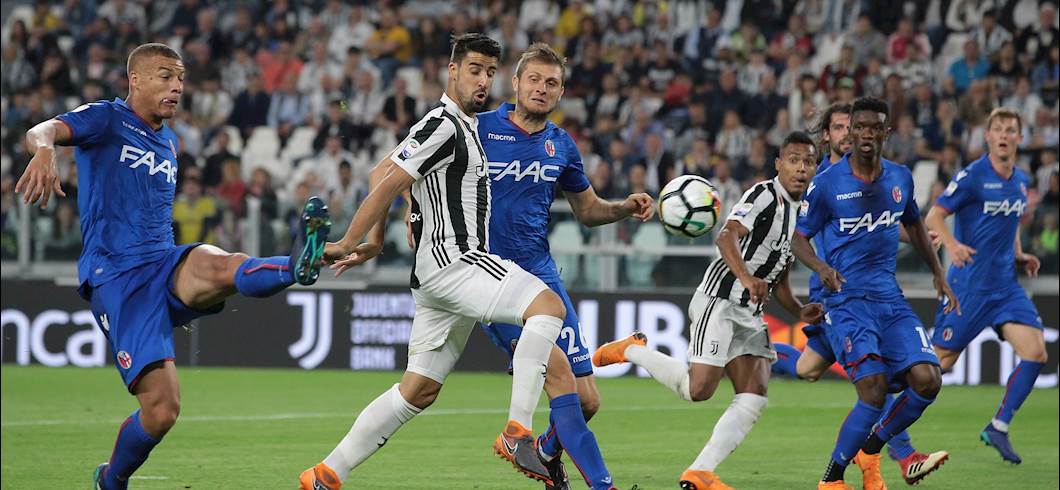 Copertina: Paura Bologna, rimonta Juve: la spacca Douglas Costa senza gol, Khedira e Dybala firmano il sorpasso