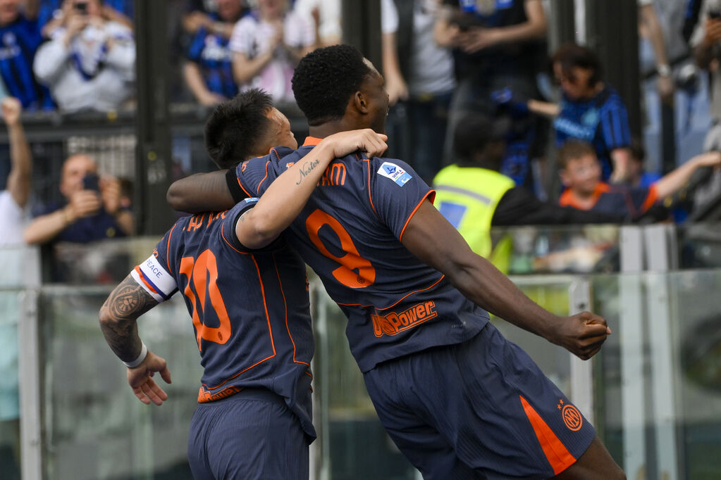 Lautaro e Thuram celebrano il primo gol alla Lazio (LaPresse)