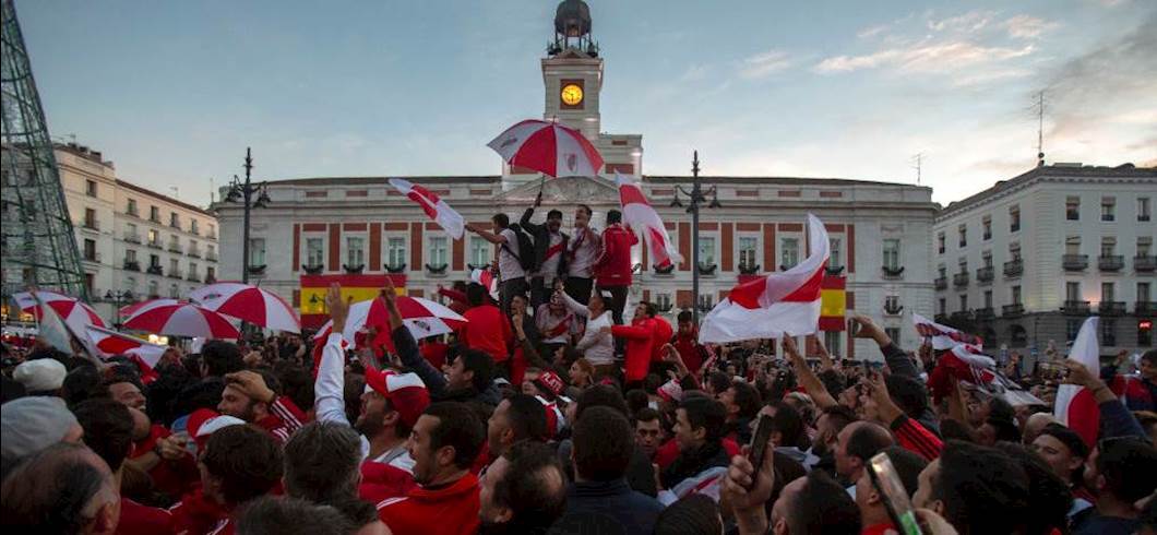 Copertina: Ordine, silenzio, attesa: fila liscia la vigilia di Libertadores a Madrid