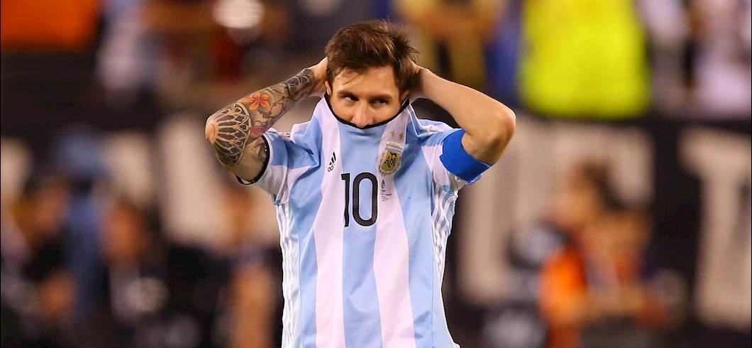 Copertina: Argentina KO ai rigori, la Copa America va ancora al Cile! Messi choc: "Mi ritiro dalla Nazionale"