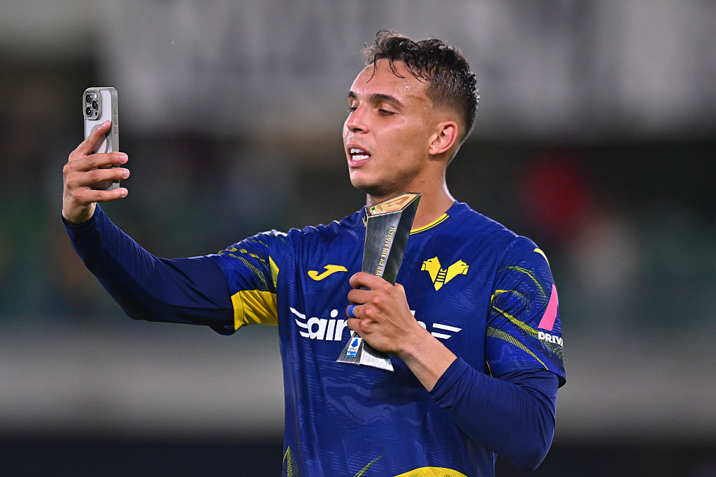 Giovane si scatta un selfie con la coppa per il premio al 'giocatore che ha conquistato il mio cuore dopo la terza giornata' (Getty Images)