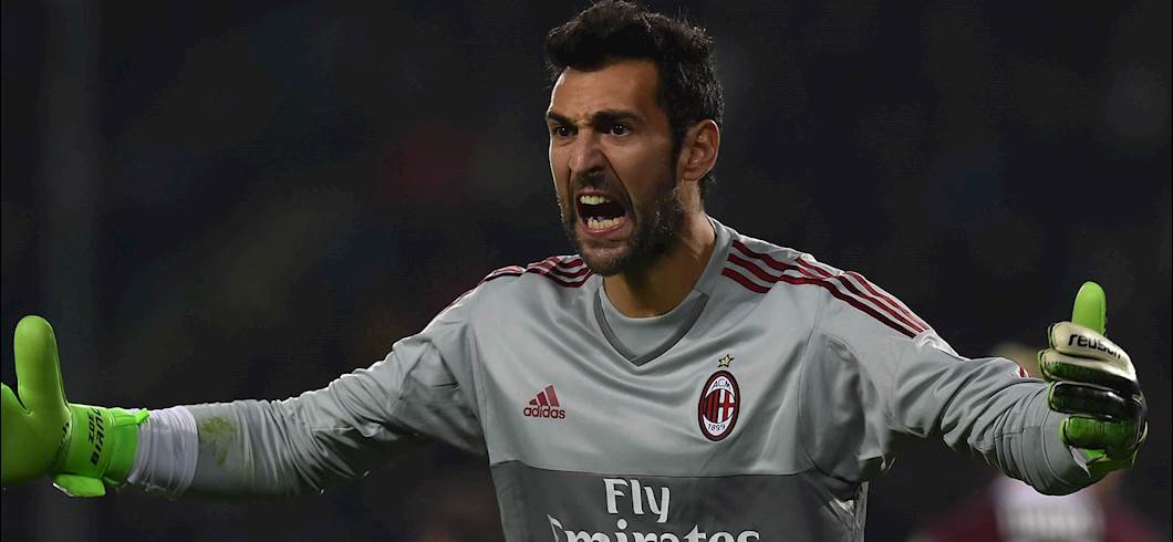 Copertina: Diego Lopez vuota il sacco: "Mihajlovic mi ha mancato di rispetto. Balotelli non ha ancora capito il mondo del calcio". Addio al Milan