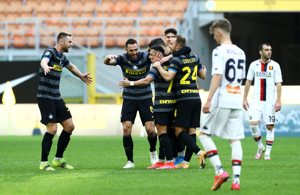 Sanchez abbracciato dai compagni dopo il gol al Genoa. Stasera titolare? (Getty Images)