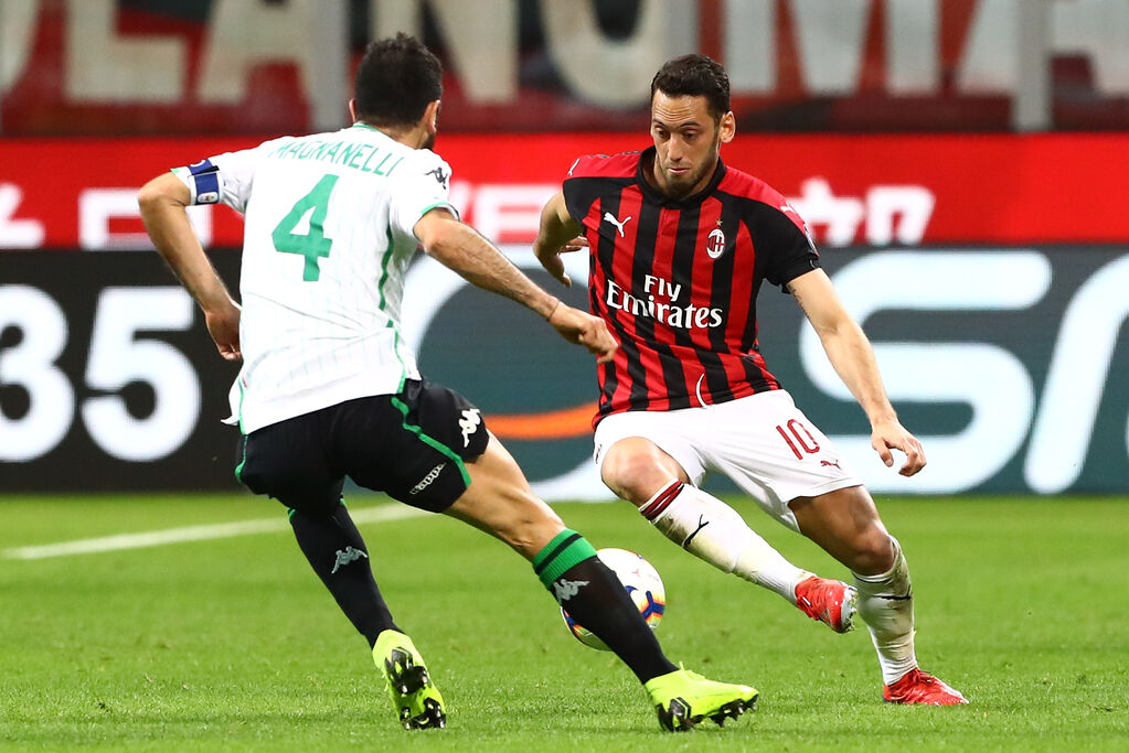 Calhanoglu in azione con la maglia del Milan (Getty)