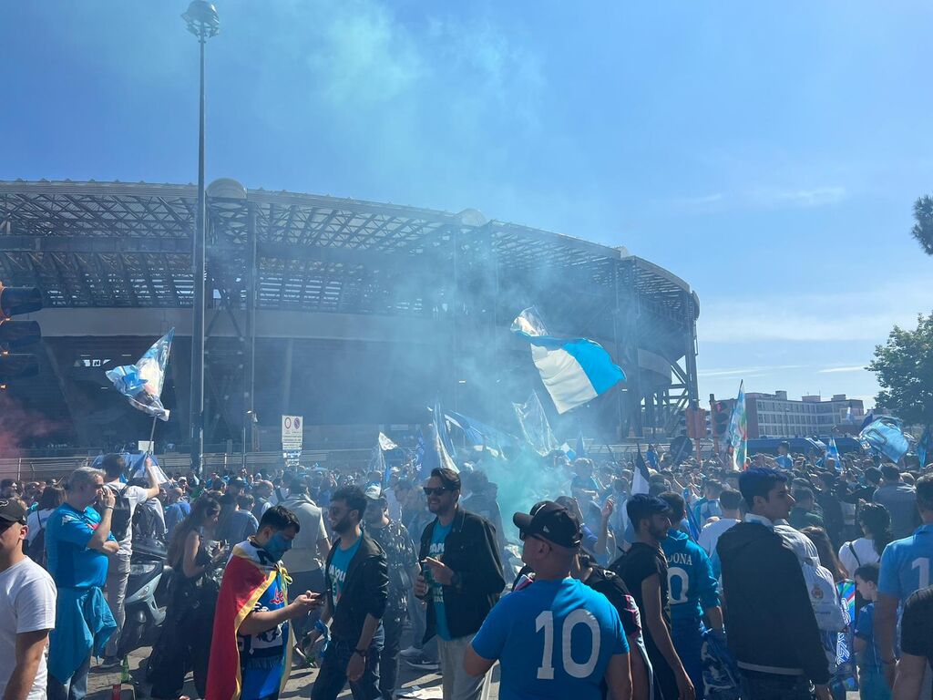 Tifosi del Napoli all'esterno dello Stadio Maradona
