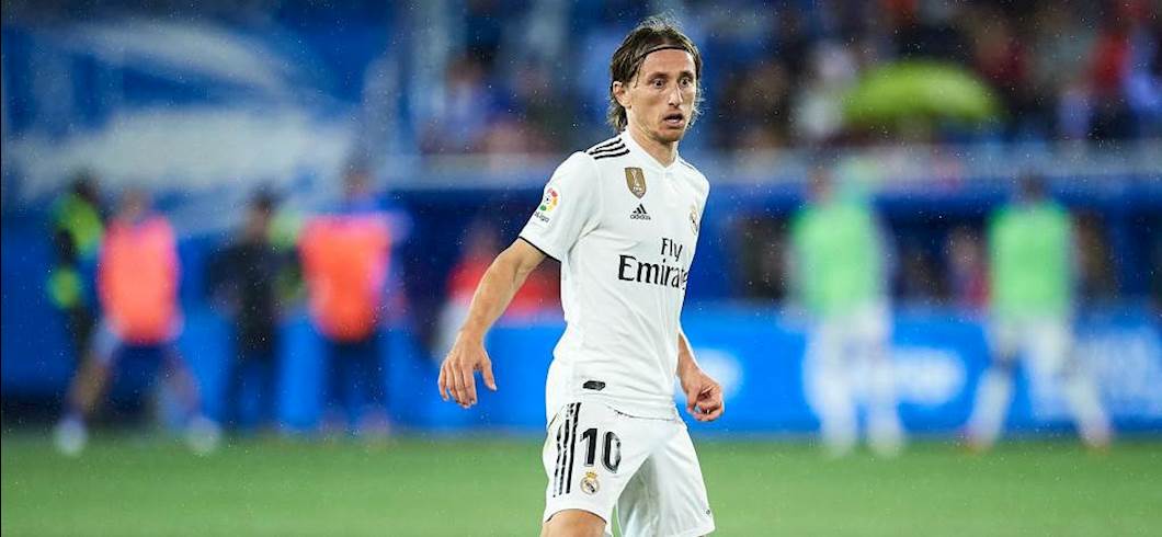 Copertina: Real Madrid, Modric alza la guardia: "Pallone d'Oro meritato, o sbagliano tutti? Simeone non è corretto"