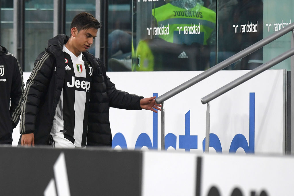 Un Paulo Dybala non felice si dirige verso la panchina (Getty Images)