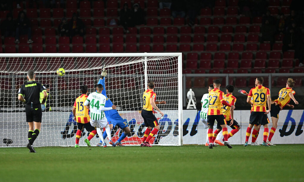 Il colpo di testa di Thorstvedt che vale i tre punti per il Sassuolo (Getty Images)