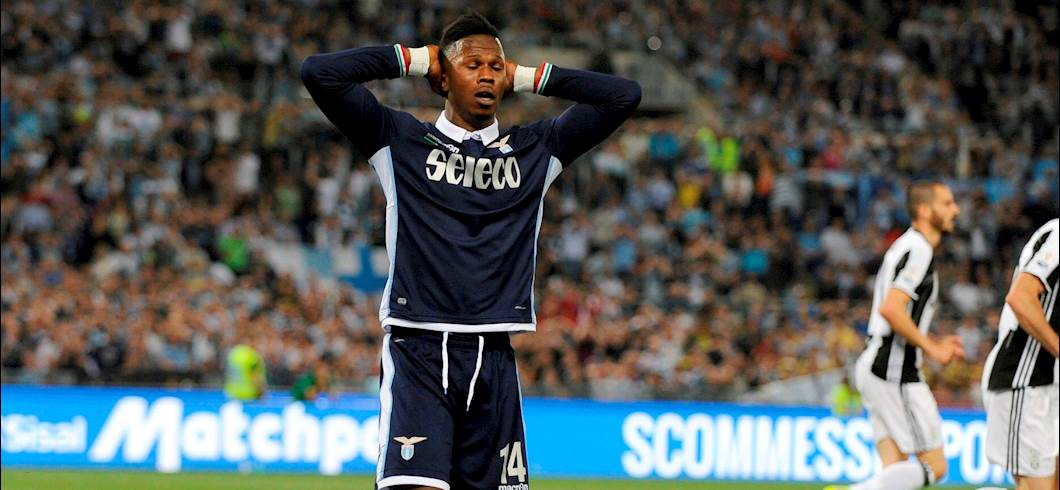 Copertina: Lazio nel caos! Scritte contro Keita e l'agente Calenda fuori il centro sportivo di Formello. Le foto
