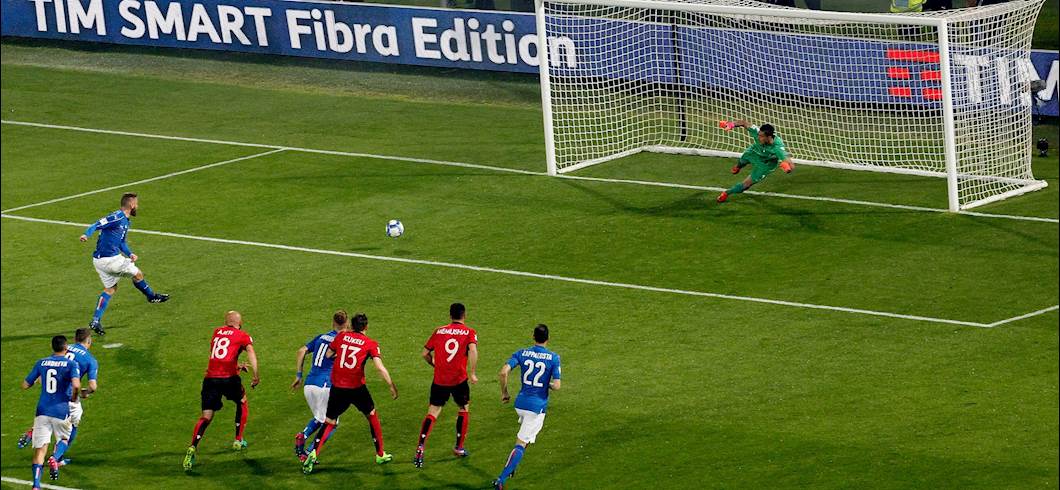 Copertina: De Rossi, una vita da bomber in azzurro: eguagliato Rossi con 20 gol per l'Italia, "vede" la top ten