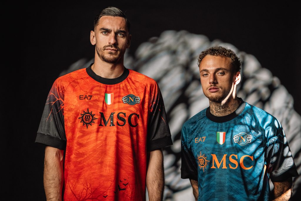 Alex Meret e Noa Lang con la maglia Napoli Halloween 25-26 (Foto: SSC Napoli)