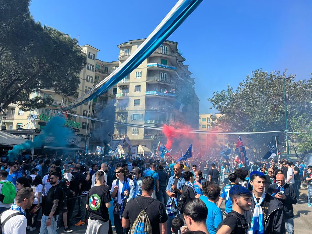 Tifosi del Napoli all'esterno del Maradona