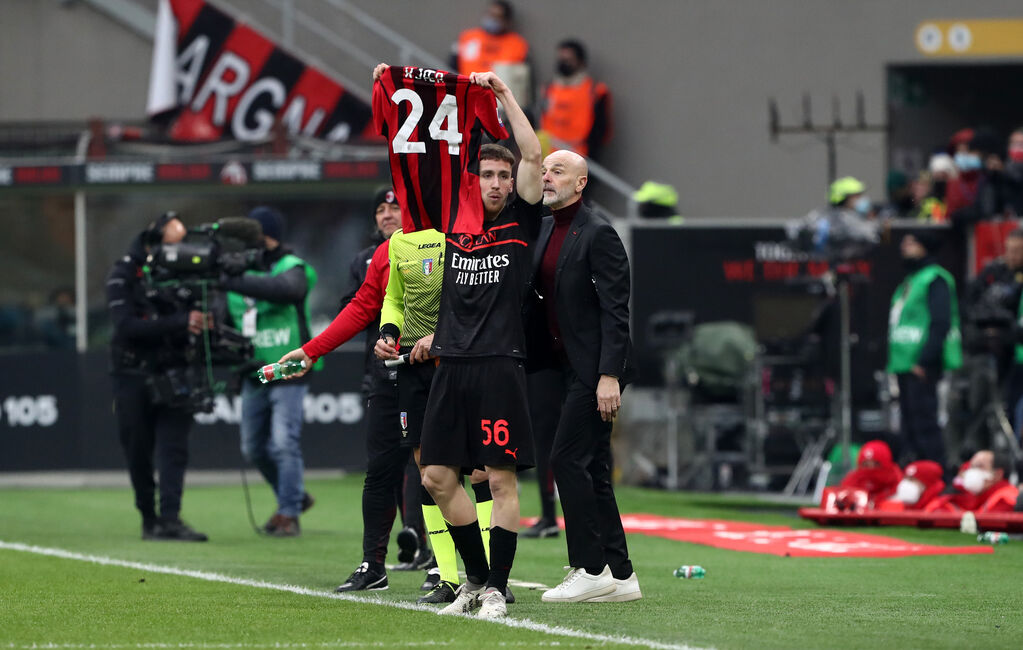 Saelemaekers esulta per il 2-0 mostrando la maglia di Kjaer (Getty Images)