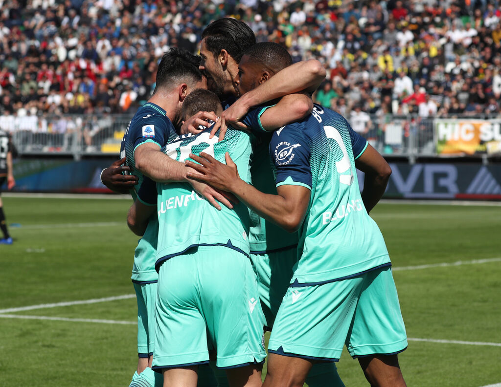 Venezia - Udinese 1-2, i friulani esultano dopo il gol di Deulofeu (Getty)