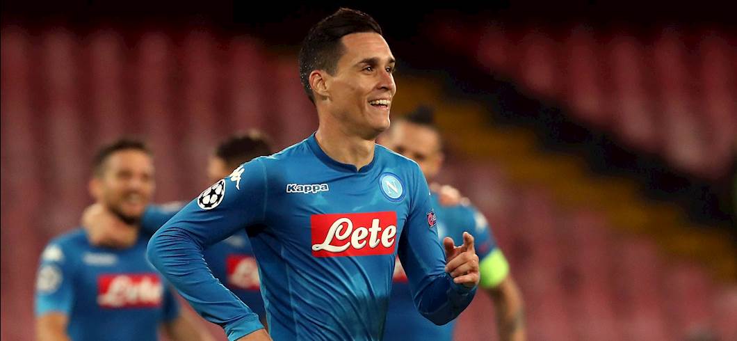 Copertina: Napoli inarrestabile: lampo di De Vrij, poi Mertens e soci calano il poker alla Lazio e superano (di nuovo) la Juventus