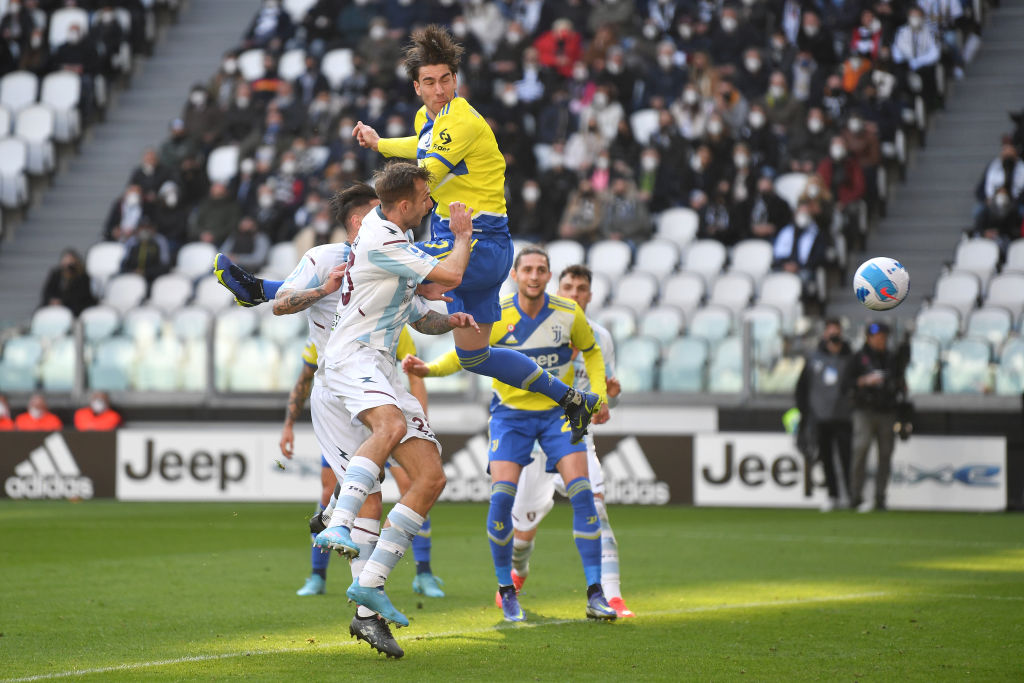 Lo stacco di testa di Vlahovic per la rete del 2-0 (Getty Images)