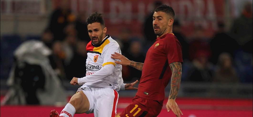 Copertina: Under fa scintille, la Roma ritrova i gol con il Benevento e scavalca la Lazio: finisce 5-2 all'Olimpico