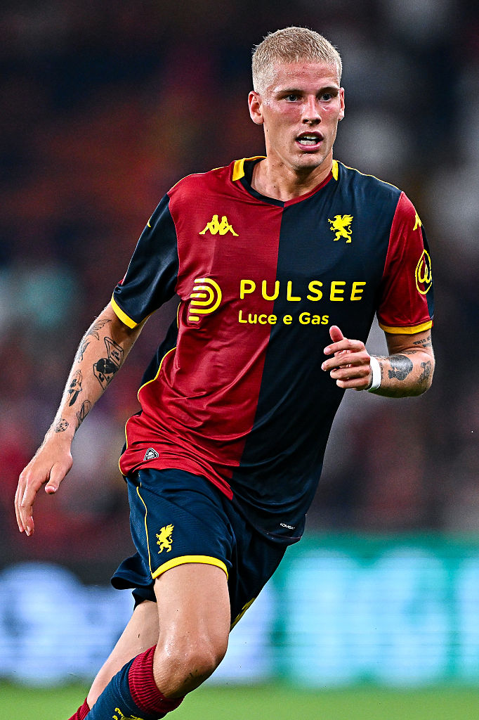 In quanti, senza guardare il nome sulla maglietta, metterebbero la mano sul fuoco sul fatto che sia Grønbæk e non Gud? 2023 vibes