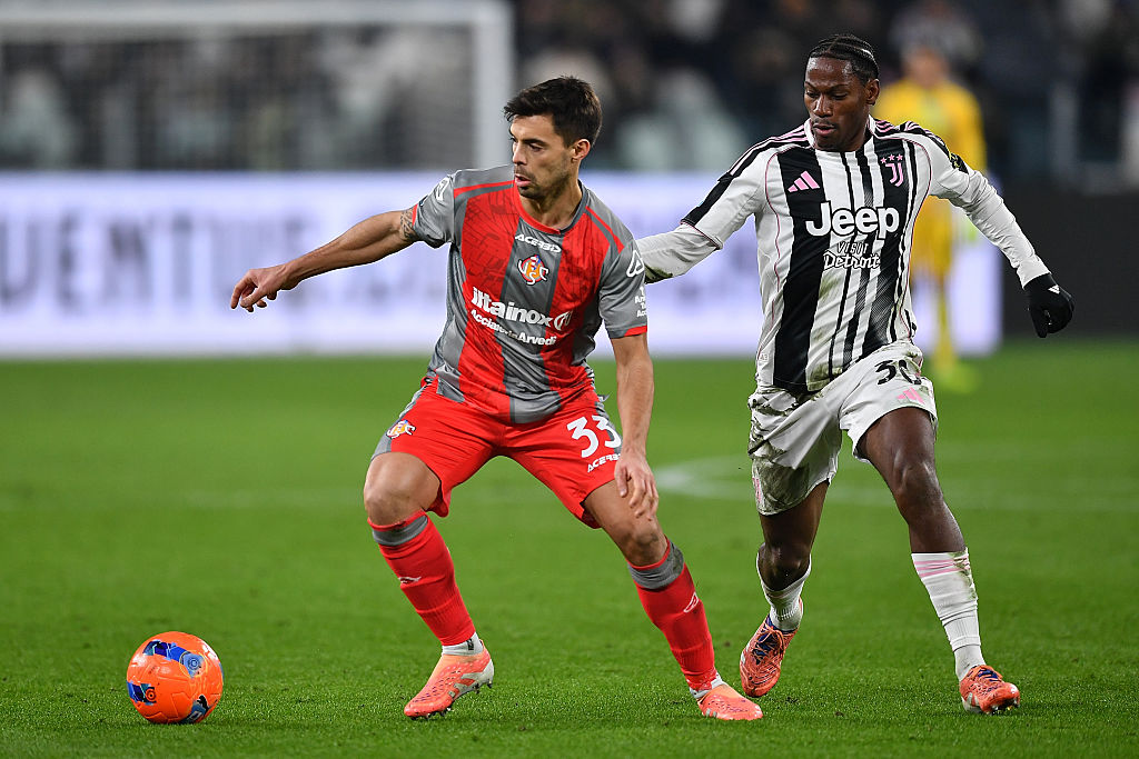 Grassi difende la sfera dall'attacco di David (Getty Images)