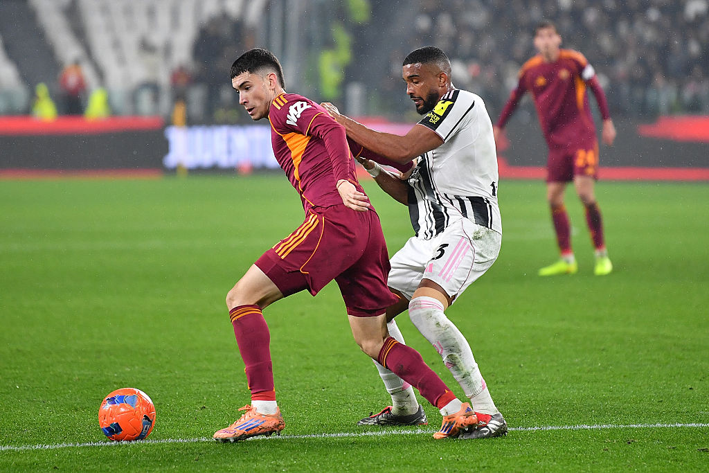 Gleison Bremer mentre tenta di fermare Soulé (Getty Images)
