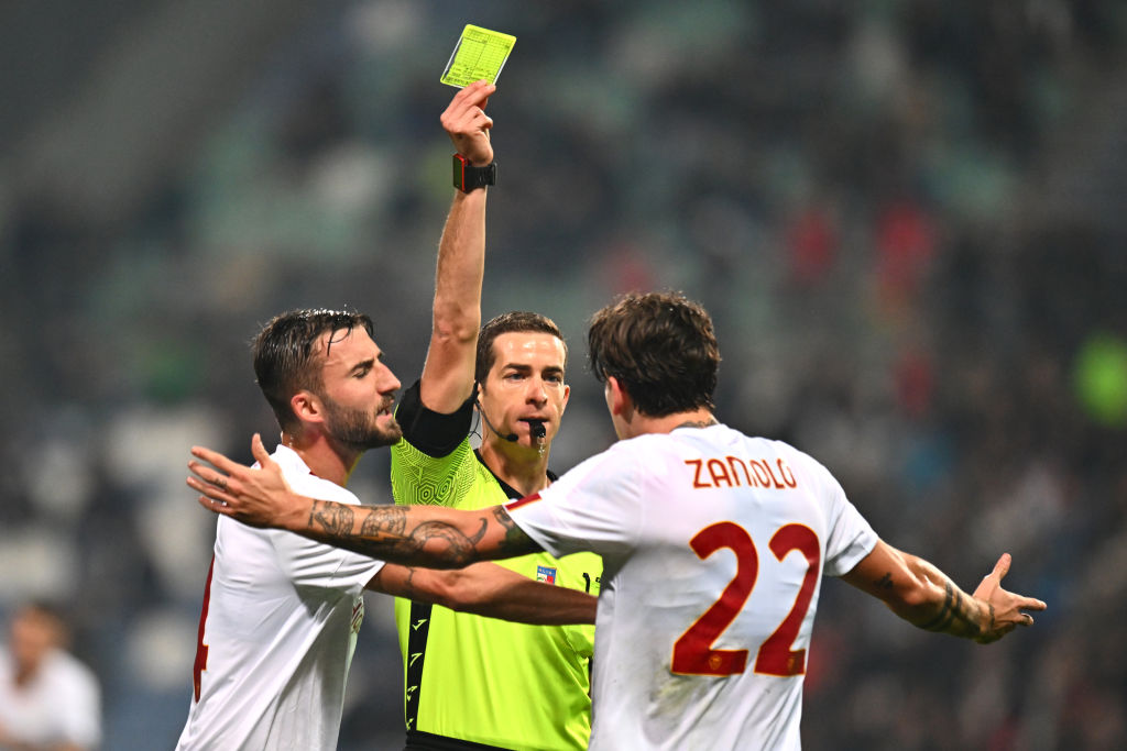 L'ammonizione di Zaniolo in Sassuolo-Roma (Getty Images)