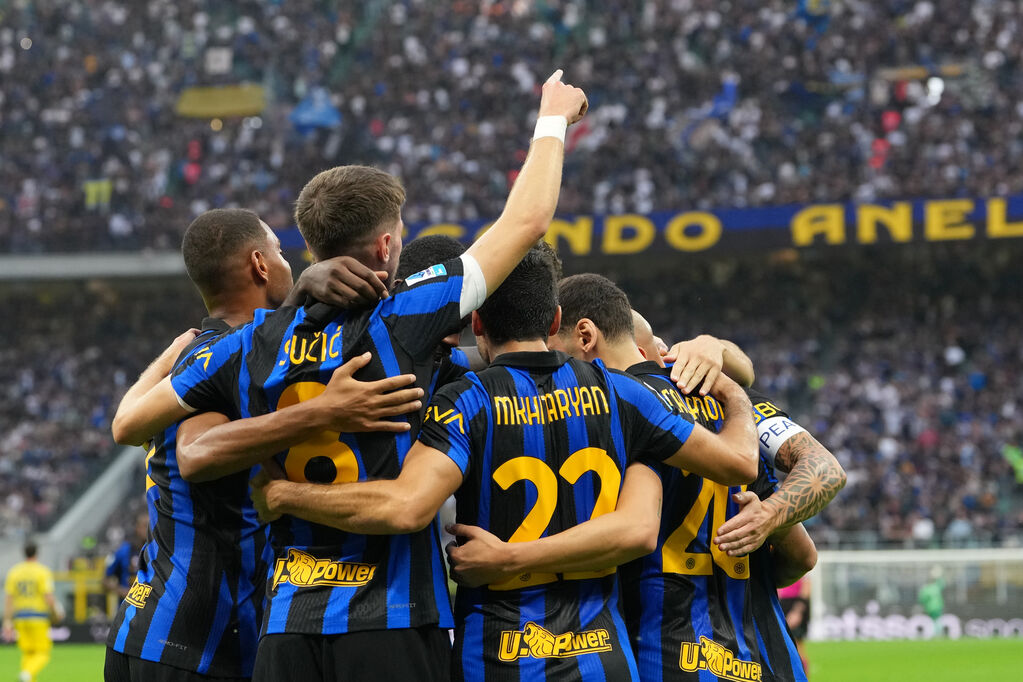 Inter - Parma 3-0, l'esultanza nerazzurra dopo il gol di Sucic (LaPresse)
