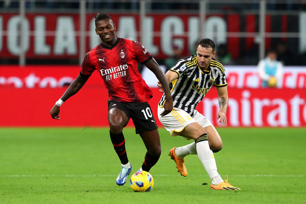 Leao e Gatti in azione durante Milan-Juventus (Getty)