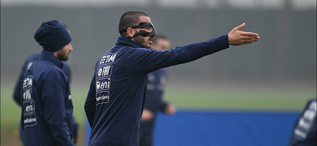 Copertina: Italia: Bonucci prova la maschera protettiva, ma non va benissimo