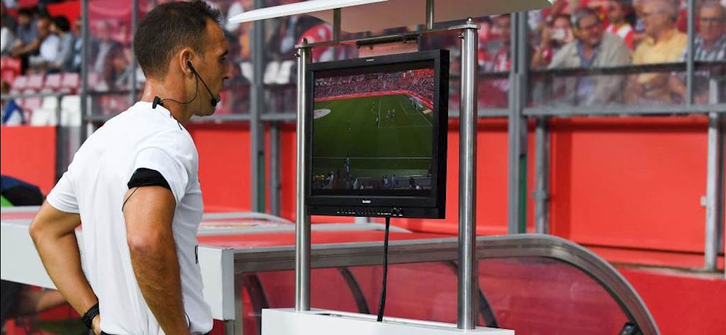 Copertina: Anche in Spagna il VAR non si guarda e fa discutere. L'Atletico: "Vogliamo chiarezza su criteri di applicazione"