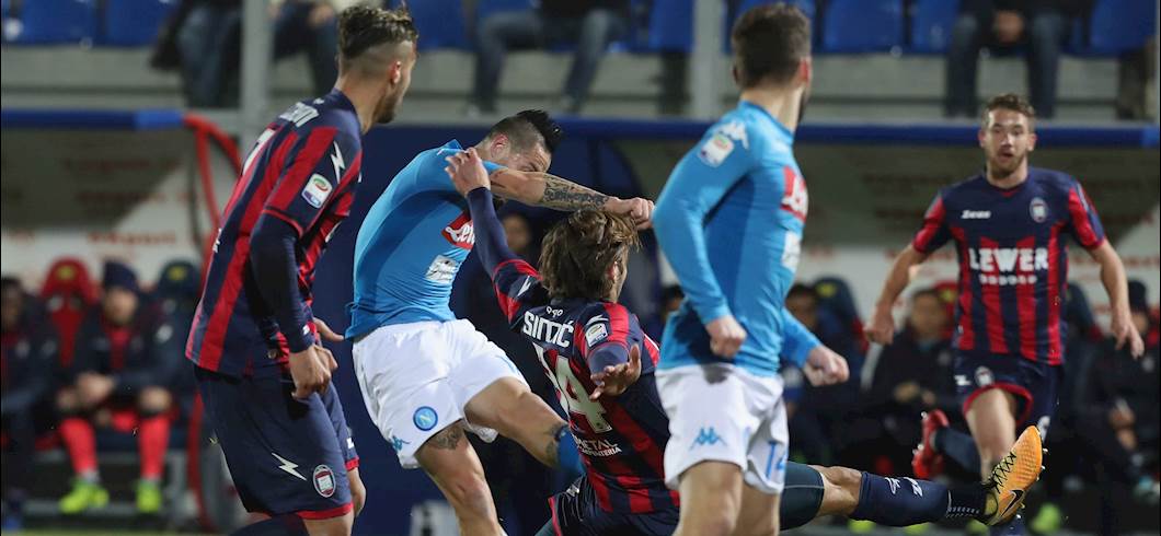 Copertina: Crotone-Napoli 0-1: la decide Hamsik, partenopei campioni d'inverno