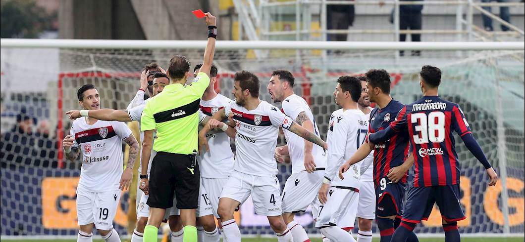 Copertina: Tra Crotone e Cagliari è un pari VARiopinto: allo Scida finisce 1 a 1