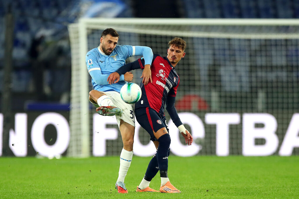 Lazio - Cagliari 2-0, Gila vince un duello con Esposito (Getty)
