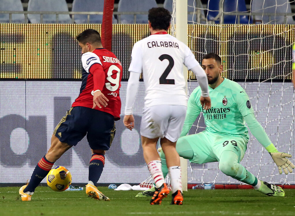 Simeone in azione con la maglia del Cagliari (Getty)