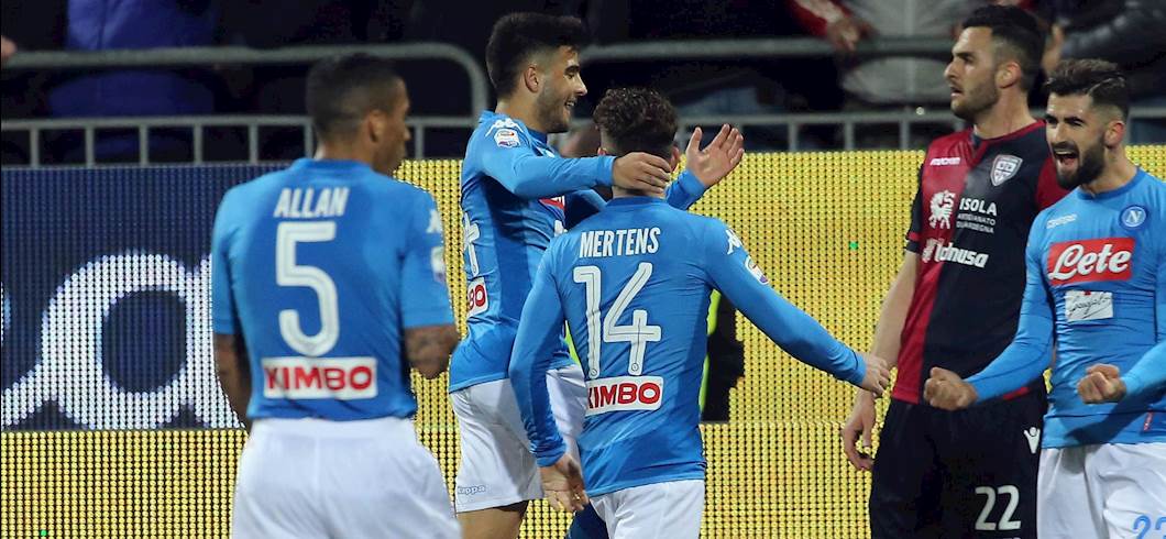 Copertina: E' un Napoli da 10 e lode! Manita al Cagliari e Juventus per ora a -4