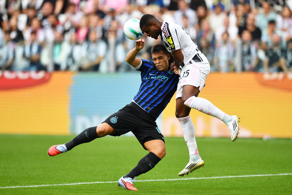 Lautaro e Kalulu in azione durante Juve-Inter (Getty)